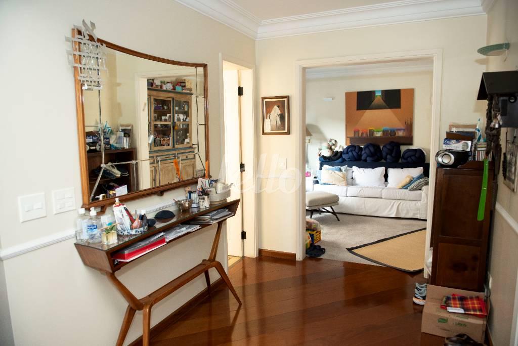 HALL INTERNO de Apartamento à venda, cobertura - Padrão com 413 m², 6 quartos e 3 vagas em Higienópolis - São Paulo