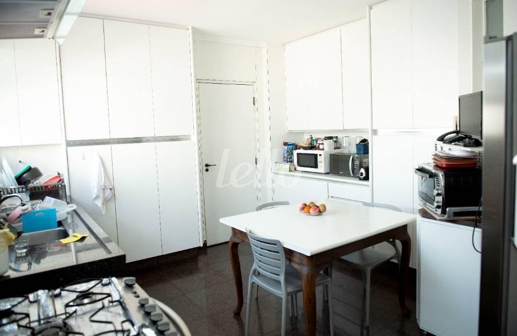 COZINHA de Apartamento à venda, cobertura - Padrão com 413 m², 6 quartos e 3 vagas em Higienópolis - São Paulo