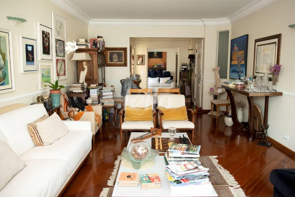 SALA DOIS AMBIENTES de Apartamento à venda, cobertura - Padrão com 413 m², 6 quartos e 3 vagas em Higienópolis - São Paulo