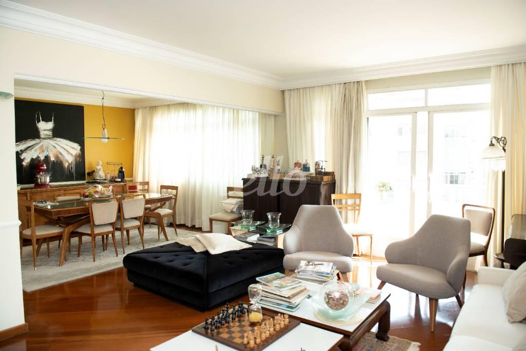 SALA DOIS AMBIENTES de Apartamento à venda, cobertura - Padrão com 413 m², 6 quartos e 3 vagas em Higienópolis - São Paulo