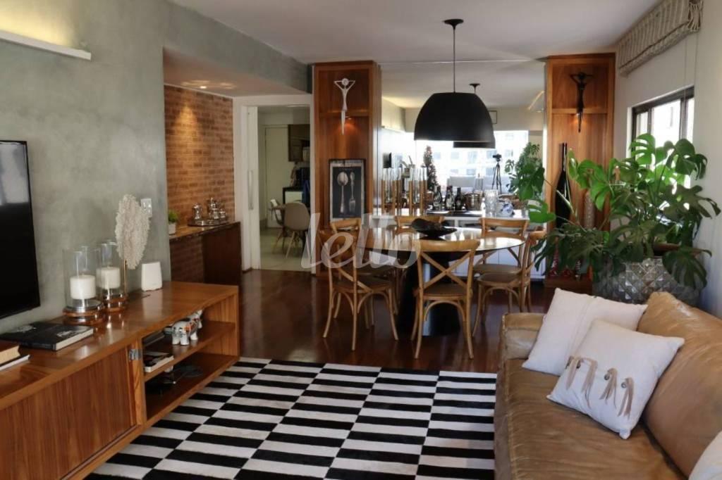 SALA de Apartamento à venda, Padrão com 288 m², 5 quartos e 3 vagas em Vila Madalena - São Paulo