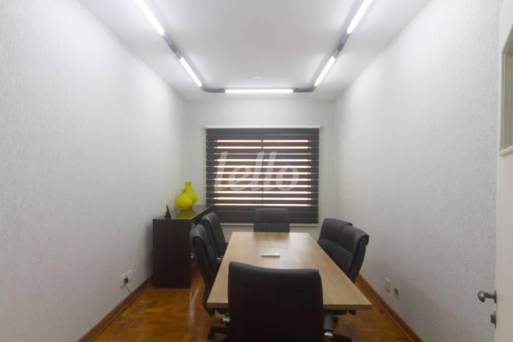 SALA 6 de Sala / Conjunto para alugar, Padrão com 155 m², e em República - São Paulo