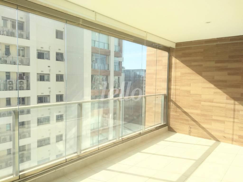 VARANDA ENVIDRAÇADA de Apartamento para alugar, Padrão com 100 m², 2 quartos e 2 vagas em Itaim Bibi - São Paulo
