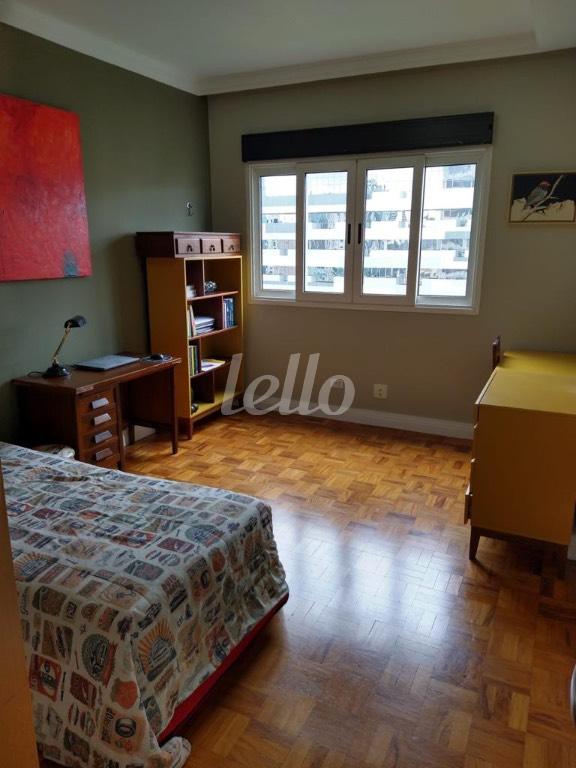 DORMITÓRIO de Apartamento à venda, Padrão com 214 m², 3 quartos e 1 vaga em Jardins - São Paulo