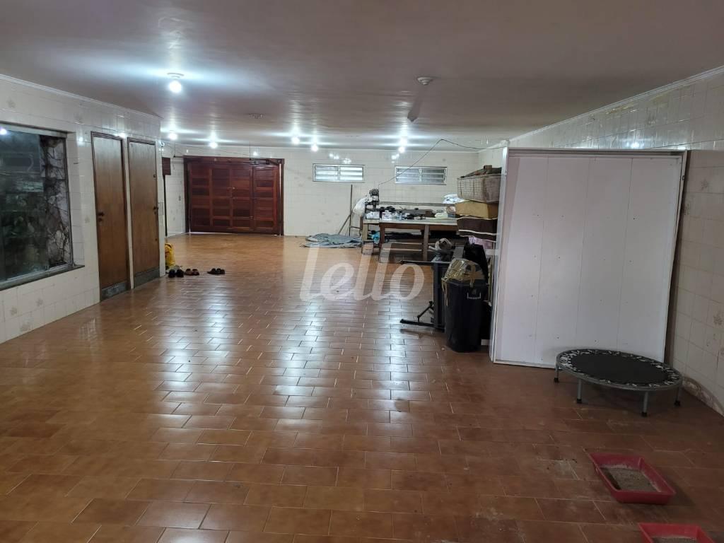 GARAGEM de Casa à venda, térrea com 242 m², 3 quartos e 10 vagas em Vila Santa Clara - São Paulo