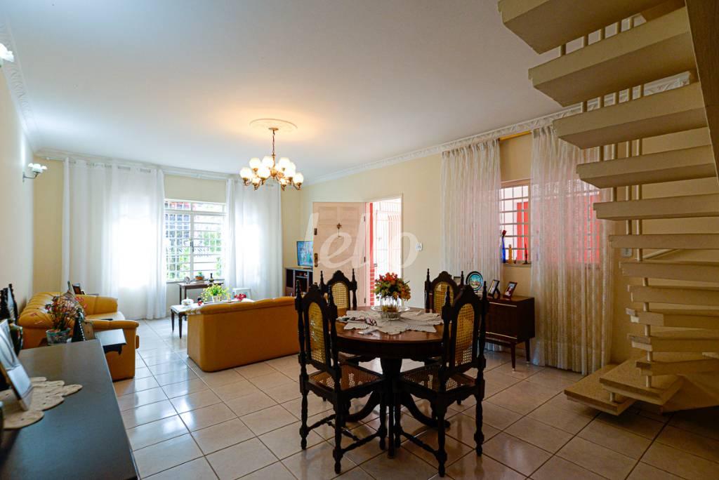 SALA de Casa à venda, sobrado com 140 m², 3 quartos e 5 vagas em Mirandopolis - São Paulo