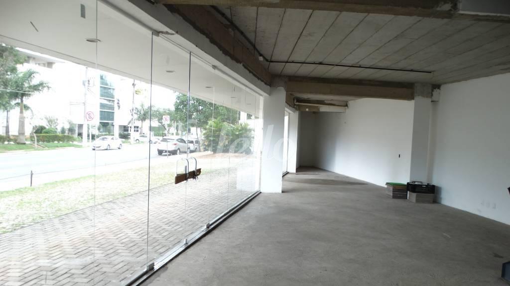 SALÃO TÉRREO de Loja para alugar, Padrão com 235 m², e 6 vagas em Imirim - São Paulo