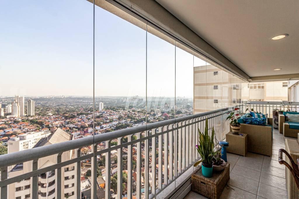 VARANDA GOURMET de Apartamento para alugar, Padrão com 190 m², 4 quartos e 4 vagas em Sumarezinho - São Paulo