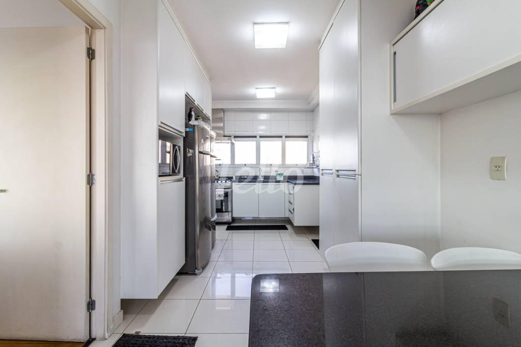 COZINHA de Apartamento para alugar, Padrão com 190 m², 4 quartos e 4 vagas em Sumarezinho - São Paulo
