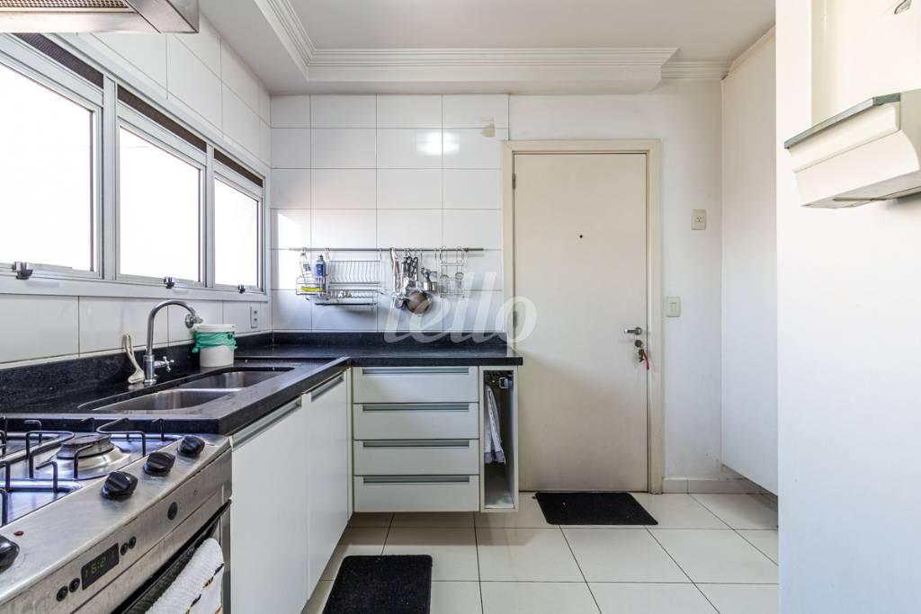 COZINHA de Apartamento para alugar, Padrão com 190 m², 4 quartos e 4 vagas em Sumarezinho - São Paulo