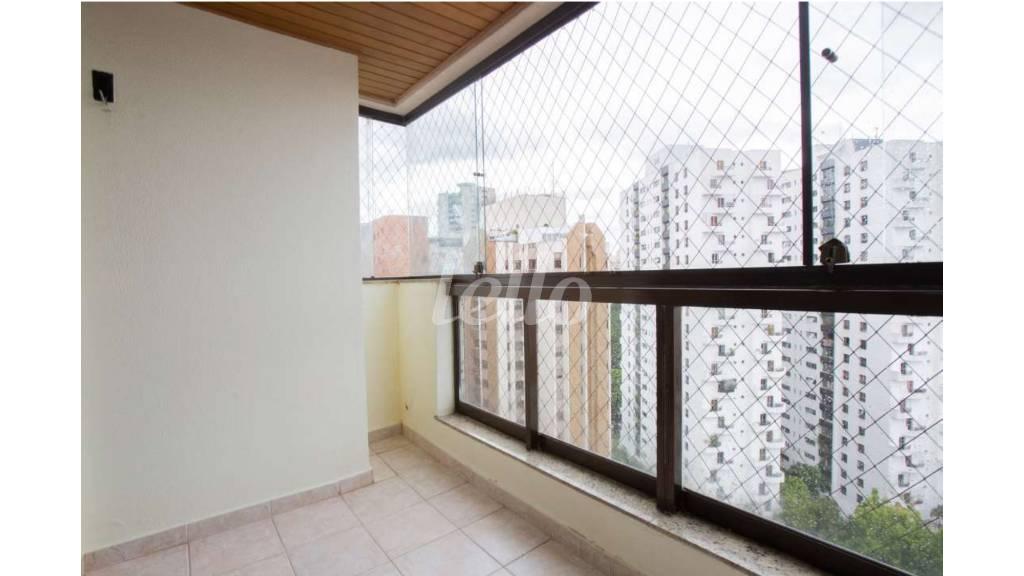 VARANDA de Apartamento à venda, Padrão com 102 m², 3 quartos e 2 vagas em Vila Nova Conceição - São Paulo