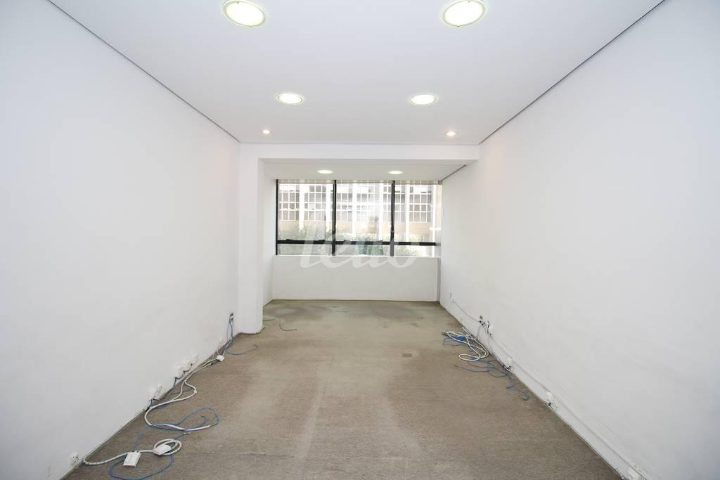 SALA 3 de Sala / Conjunto para alugar, Padrão com 240 m², e 3 vagas em Jardim Paulistano - São Paulo
