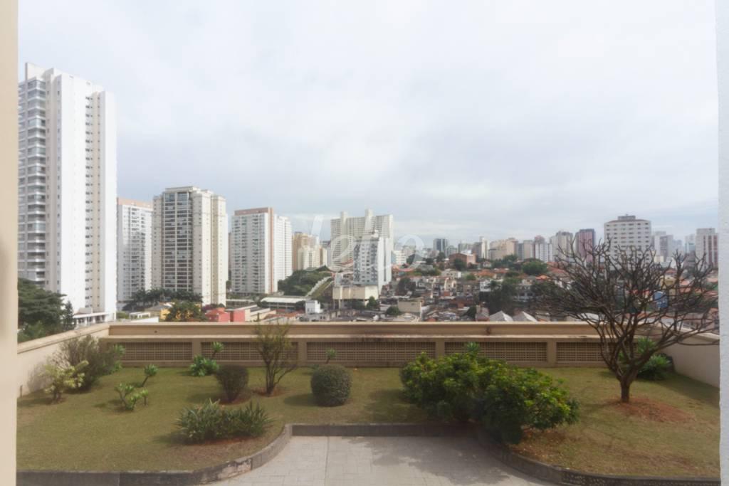 VISTA DA SACADA de Apartamento à venda, Padrão com 35 m², 1 quarto e em Cambuci - São Paulo