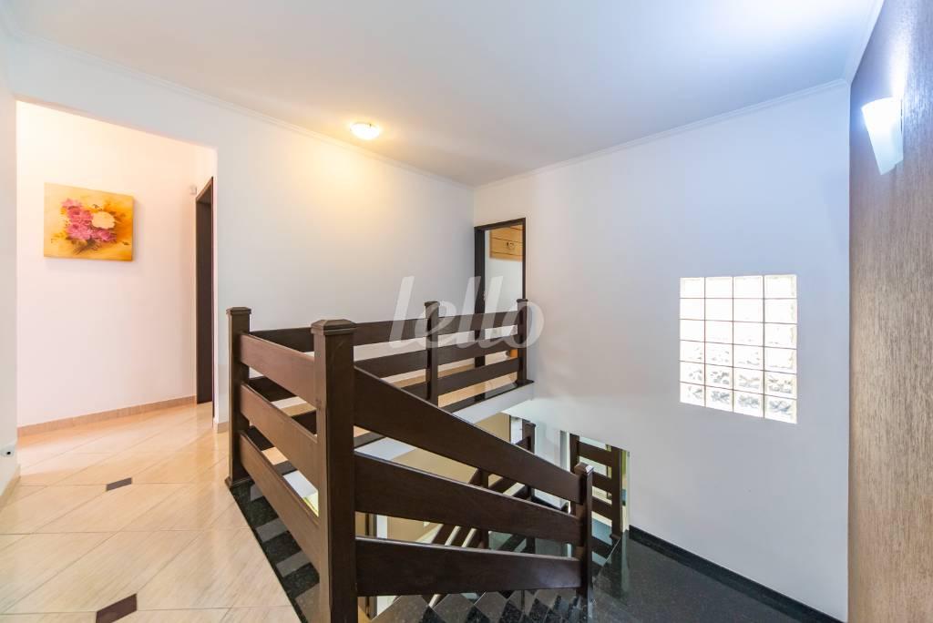 ESCADA INTERNA de Casa à venda, sobrado com 285 m², 4 quartos e 3 vagas em Parque Central - Santo André