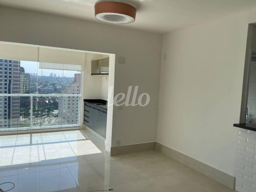 SALA DOIS AMBIENTES de Apartamento à venda, Padrão com 51 m², 1 quarto e 1 vaga em Vila Gertrudes - São Paulo