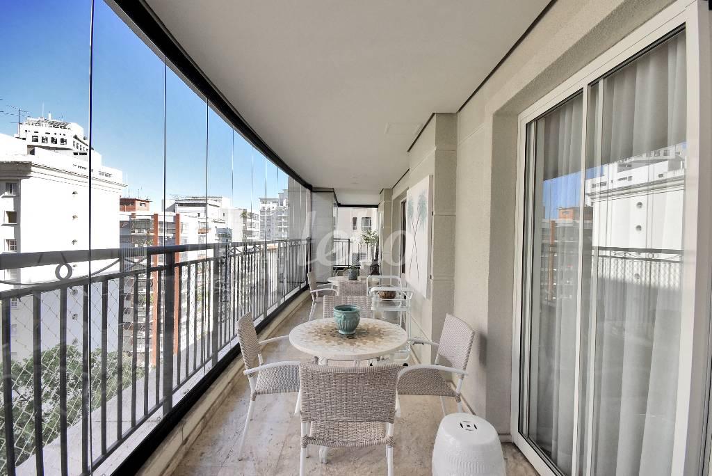 VARANDA de Apartamento à venda, Padrão com 367 m², 4 quartos e 6 vagas em Jardins - São Paulo