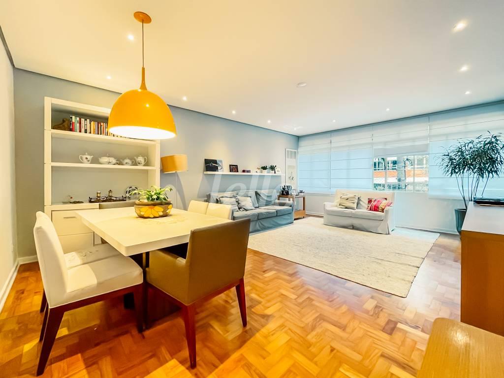 SALA DOIS AMBIENTES de Apartamento à venda, Padrão com 187 m², 3 quartos e 1 vaga em Jardim Paulista - São Paulo
