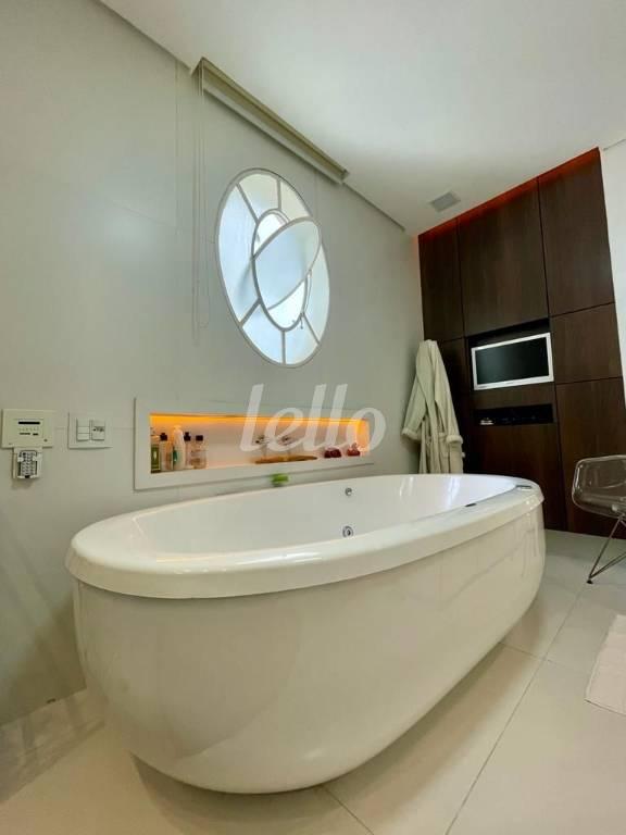 BANHEIRA de Apartamento à venda, Padrão com 270 m², 3 quartos e 2 vagas em Higienópolis - São Paulo