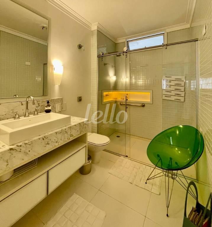 BANHEIRO de Apartamento à venda, Padrão com 270 m², 3 quartos e 2 vagas em Higienópolis - São Paulo