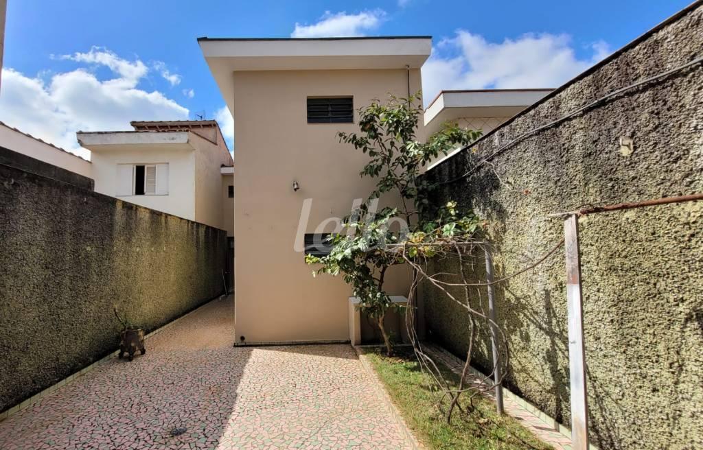 VISTA SOBRADO FUNDOS de Casa à venda, sobrado com 280 m², 5 quartos e 4 vagas em Jardim Itália - São Paulo