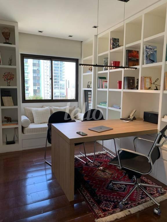 DORMITÓRIO HOME OFFICE de Apartamento à venda, cobertura - Padrão com 364 m², 4 quartos e 5 vagas em Indianópolis - São Paulo