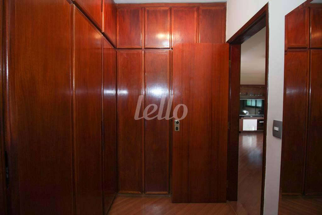 CLOSET DA SUÍTE 2 de Casa à venda, sobrado com 420 m², 5 quartos e 10 vagas em Bosque da Saúde - São Paulo