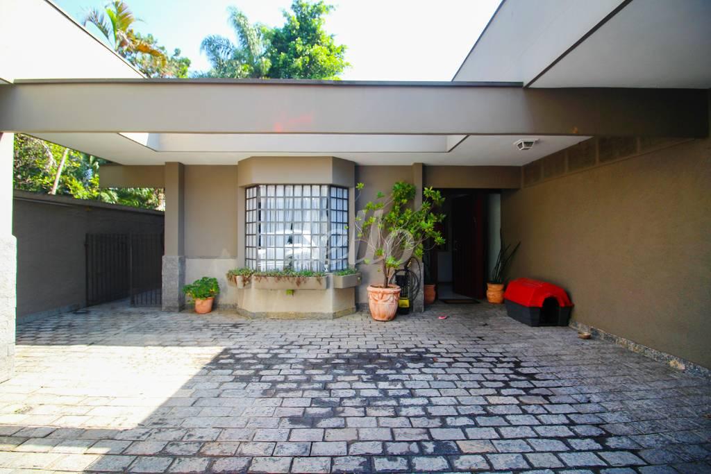 GARAGEM de Casa para alugar, sobrado com 420 m², 3 quartos e 7 vagas em Cidade Jardim - São Paulo