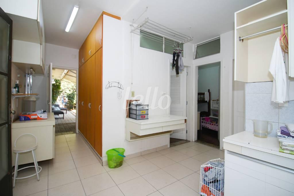 ÁREA DE SERVIÇO de Casa para alugar, sobrado com 420 m², 3 quartos e 7 vagas em Cidade Jardim - São Paulo