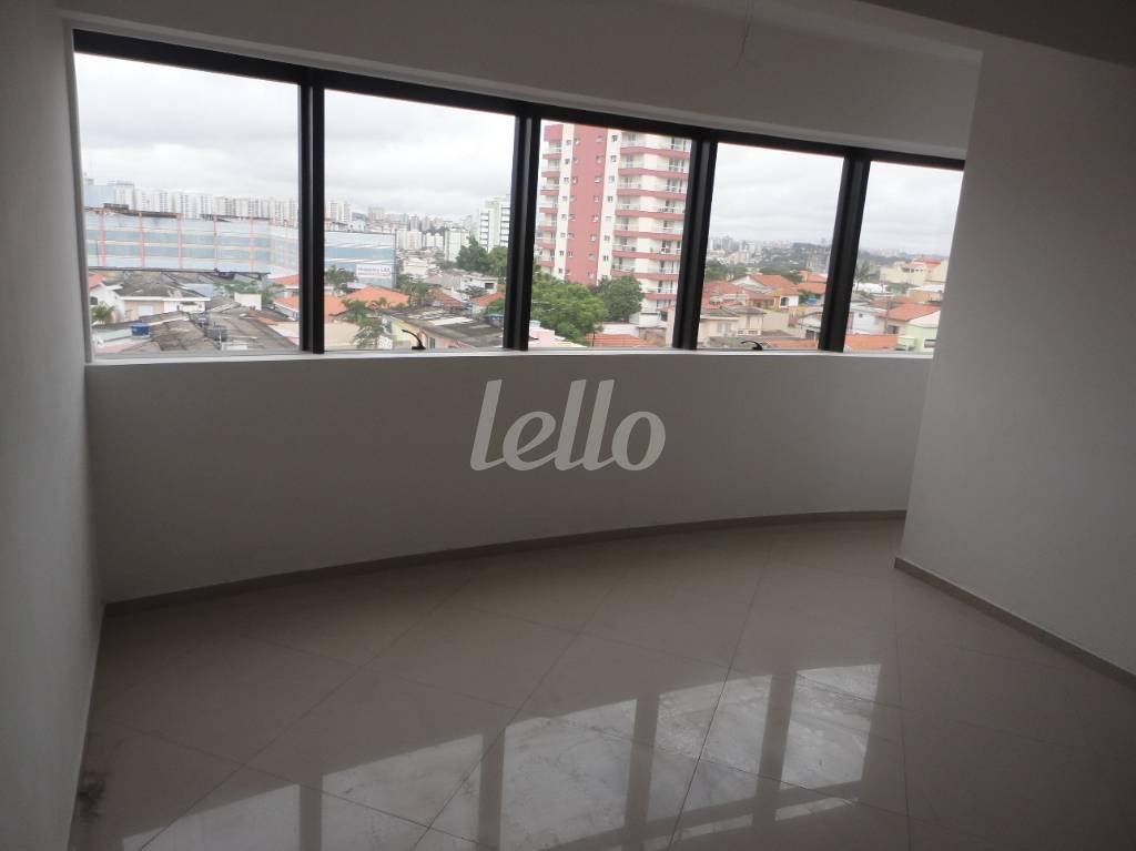 SALA de Salão à venda, Padrão com 40 m², e 2 vagas em Vila Gilda - Santo André
