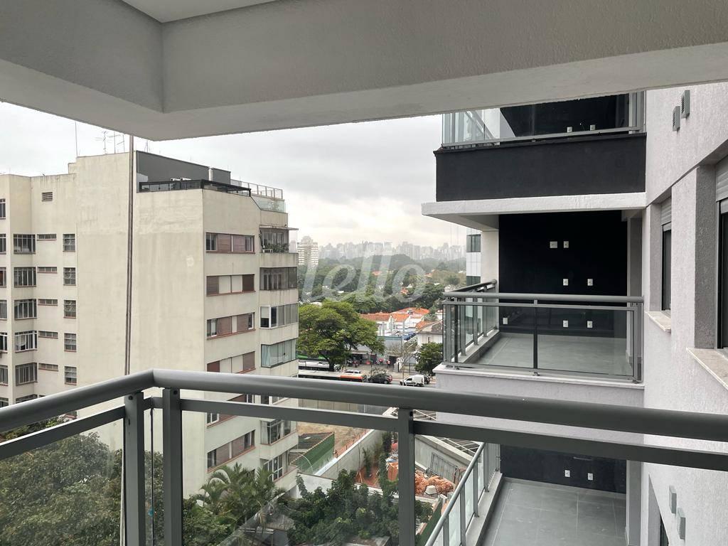 VARANDA DA SALA de Apartamento à venda, Padrão com 69 m², 2 quartos e 1 vaga em Pinheiros - São Paulo