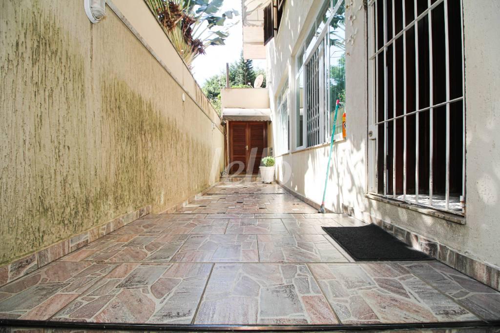 CORREDOR EXTERNO de Casa à venda, sobrado com 350 m², 3 quartos e 4 vagas em Vila Lilica - Santo André