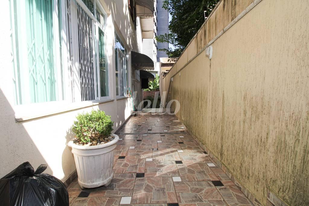 CORREDOR EXTERNO de Casa à venda, sobrado com 350 m², 3 quartos e 4 vagas em Vila Lilica - Santo André