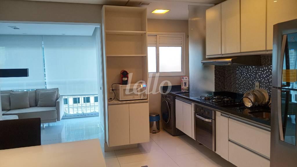 SALA E COZINHA de Apartamento para alugar, Padrão com 54 m², e em Itaim Bibi - São Paulo