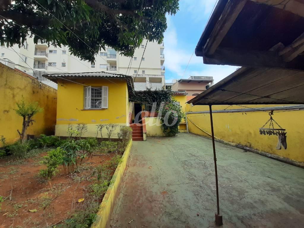 CASA NO FUNDO DO TERRENO de Casa à venda, assobradada com 141 m², 2 quartos e 2 vagas em Campestre - Santo André