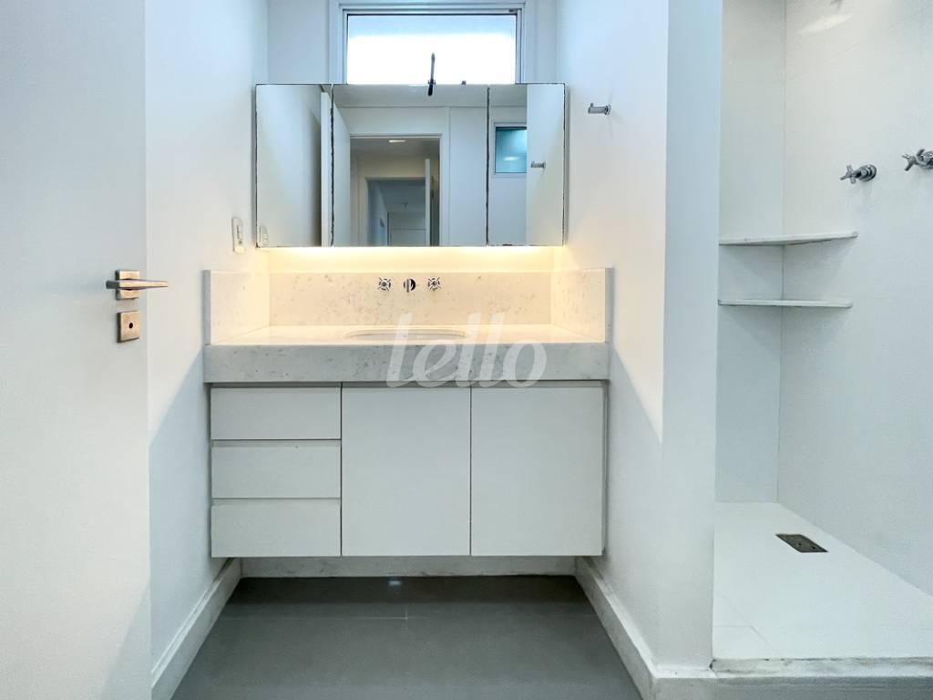 BANHEIRO de Apartamento à venda, cobertura - Padrão com 236 m², 8 quartos e 3 vagas em Morumbi - São Paulo