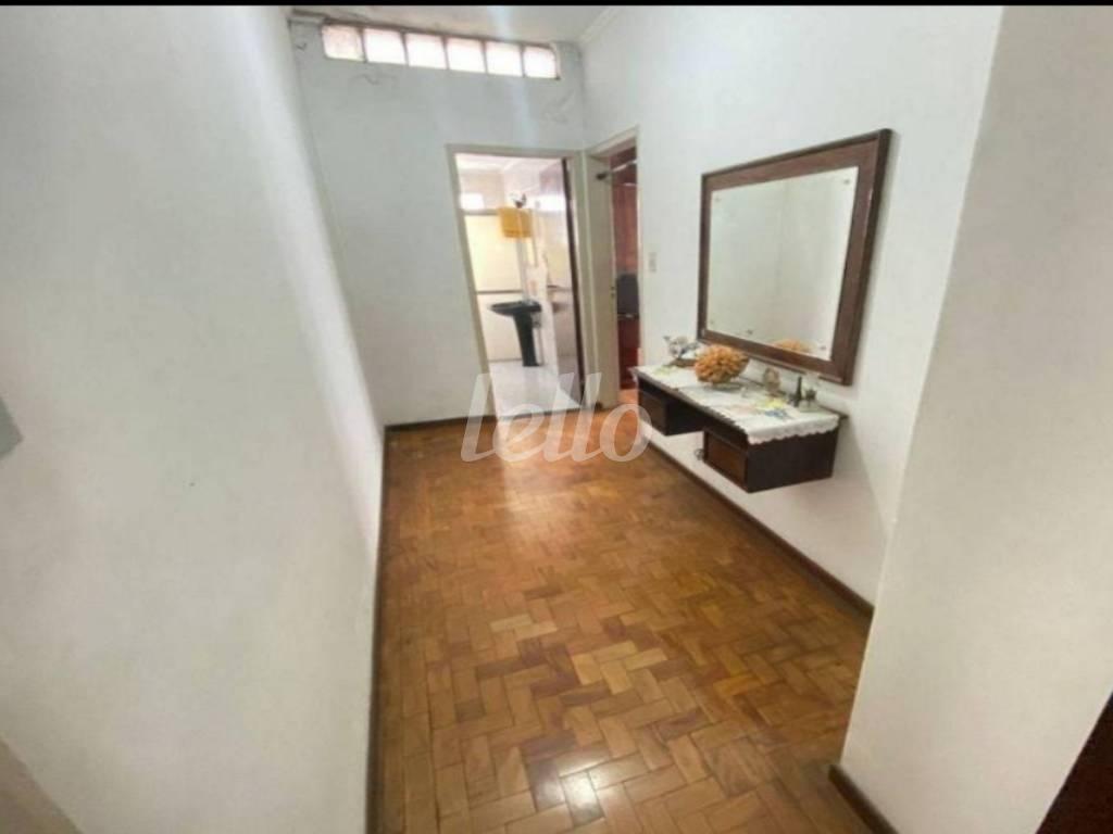 CORREDOR INTERNO de Casa à venda, sobrado com 262 m², 4 quartos e 6 vagas em Vila Alpina - São Paulo