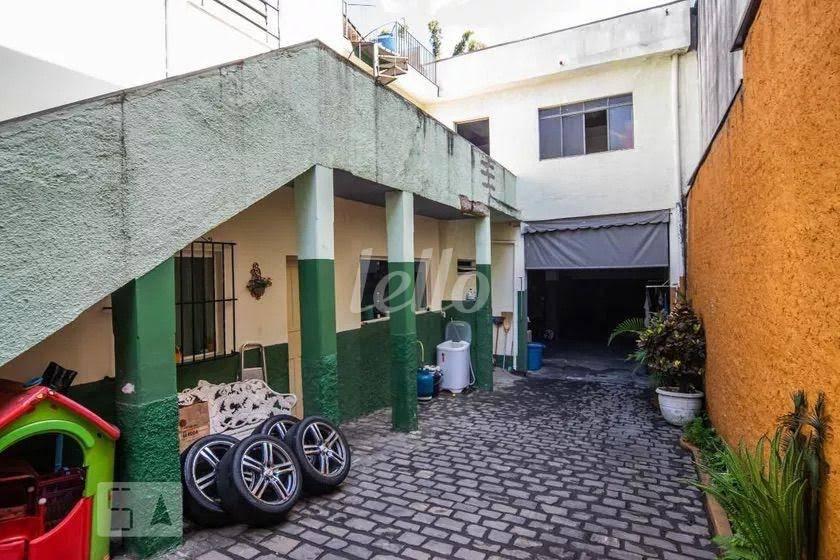 ACESSO LATERAL PARA CASA 2 de Casa à venda, térrea com 320 m², 5 quartos e 6 vagas em Vila Bertioga - São Paulo