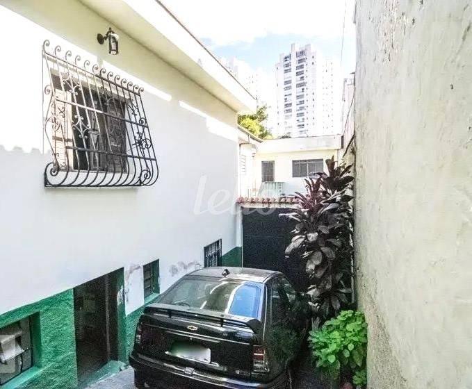 GARAGEM EXTERNA de Casa à venda, térrea com 320 m², 5 quartos e 6 vagas em Vila Bertioga - São Paulo