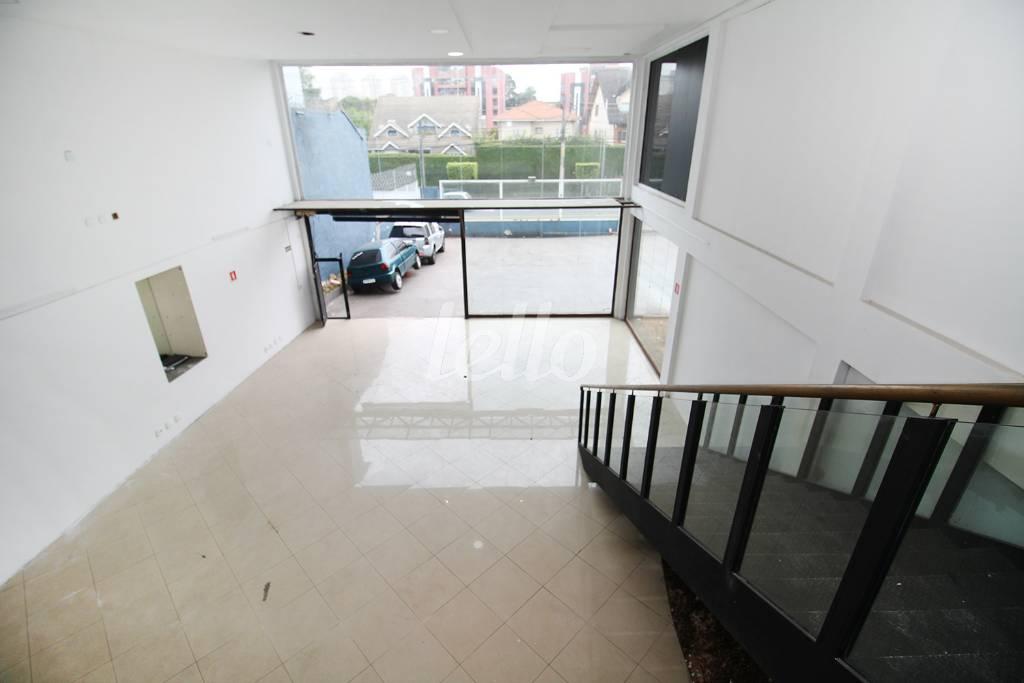 SALÃO de Loja para alugar, Padrão com 2000 m², e 20 vagas em Morumbi - São Paulo