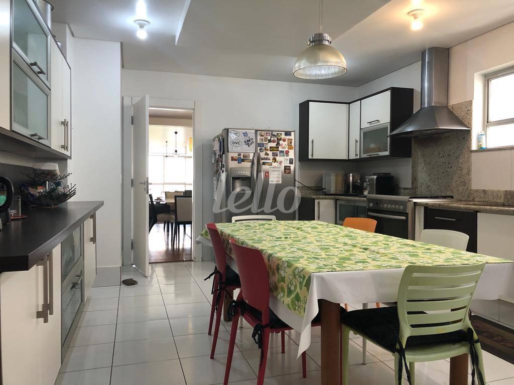 COZINHA de Apartamento à venda, Padrão com 450 m², 4 quartos e 3 vagas em Higienópolis - São Paulo