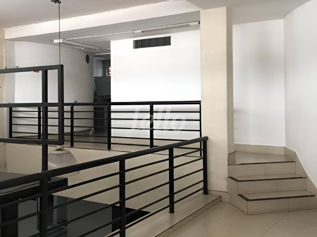 PISO SUPERIOR de Loja para alugar, Padrão com 200 m², e em Bela Vista - São Paulo