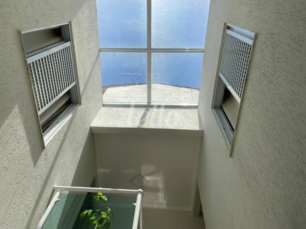 AREA INTERIOR DE ILUMINAÇÃO NATURAL de Casa à venda, sobrado com 190 m², 4 quartos e 4 vagas em Vila Alpina - Santo André