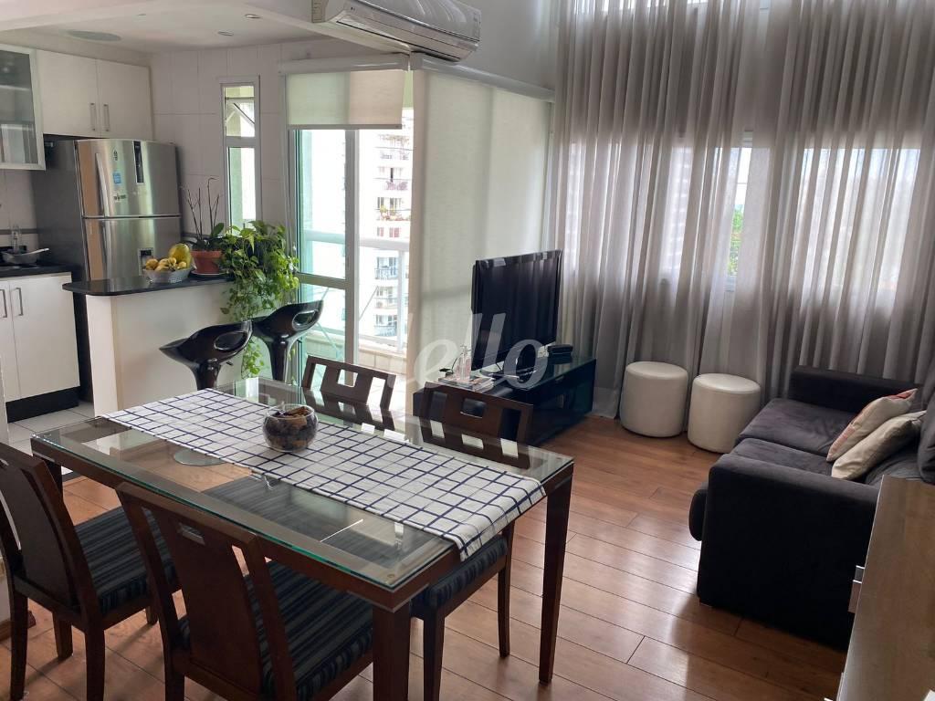 SALA DOIS AMBIENTES de Apartamento à venda, Duplex com 45 m², 2 quartos e 2 vagas em Indianópolis - São Paulo