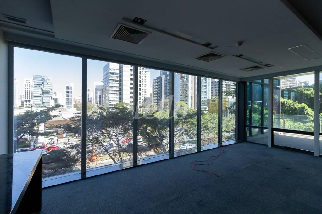 SALA 6 de Sala / Conjunto para alugar, Padrão com 471 m², e 11 vagas em Itaim Bibi - São Paulo