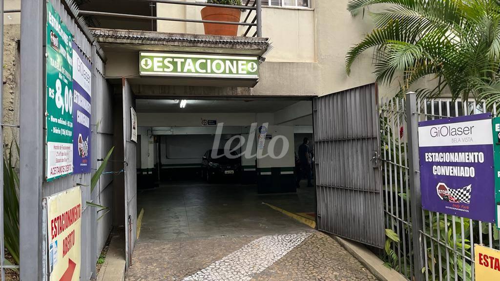 VISÃO PORTA EXTERNA de Salão à venda, Padrão com 760 m², e 24 vagas em Bela Vista - São Paulo