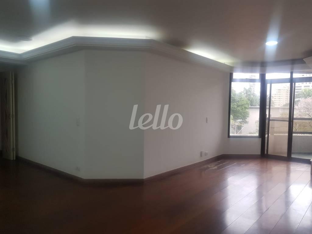 SALA de Apartamento à venda, Padrão com 136 m², 3 quartos e 2 vagas em Santo Amaro - São Paulo