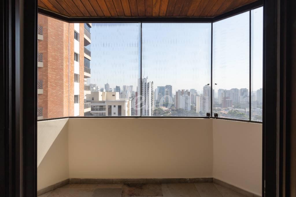 VARANDA DORMITÓRIO 3 de Apartamento à venda, Padrão com 220 m², 4 quartos e 4 vagas em Campo Belo - São Paulo