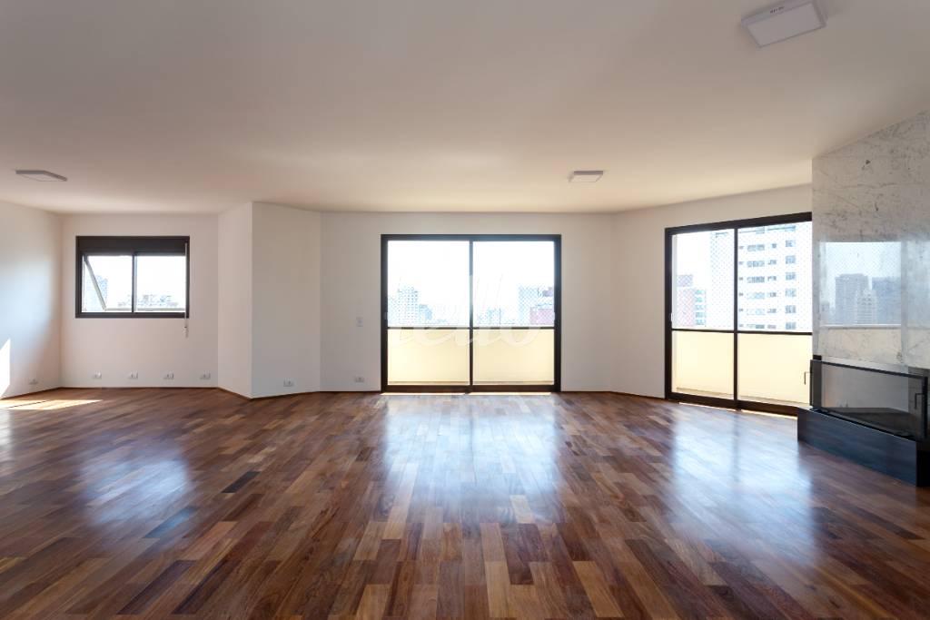 SALA DOIS AMBIENTES de Apartamento à venda, Padrão com 220 m², 4 quartos e 4 vagas em Campo Belo - São Paulo