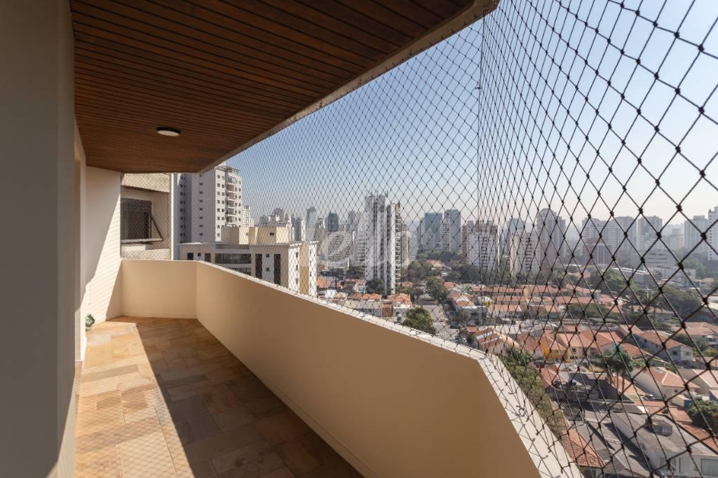 VARANDA DA SALA de Apartamento à venda, Padrão com 220 m², 4 quartos e 4 vagas em Campo Belo - São Paulo