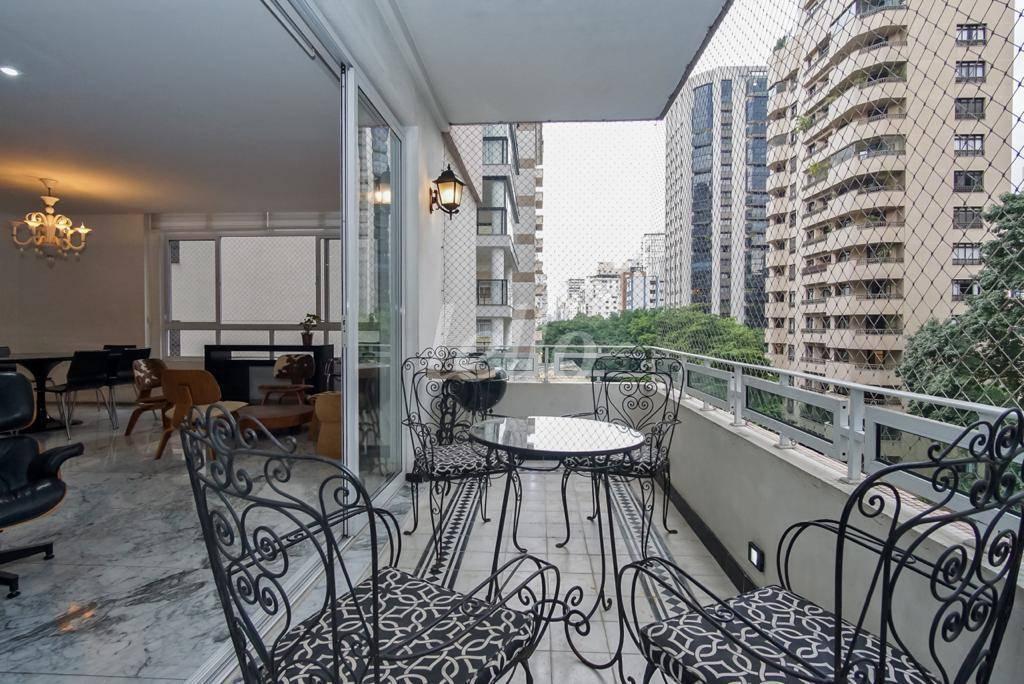 VARANDA1 de Apartamento à venda, Padrão com 214 m², 3 quartos e 2 vagas em Jardim Paulista - São Paulo